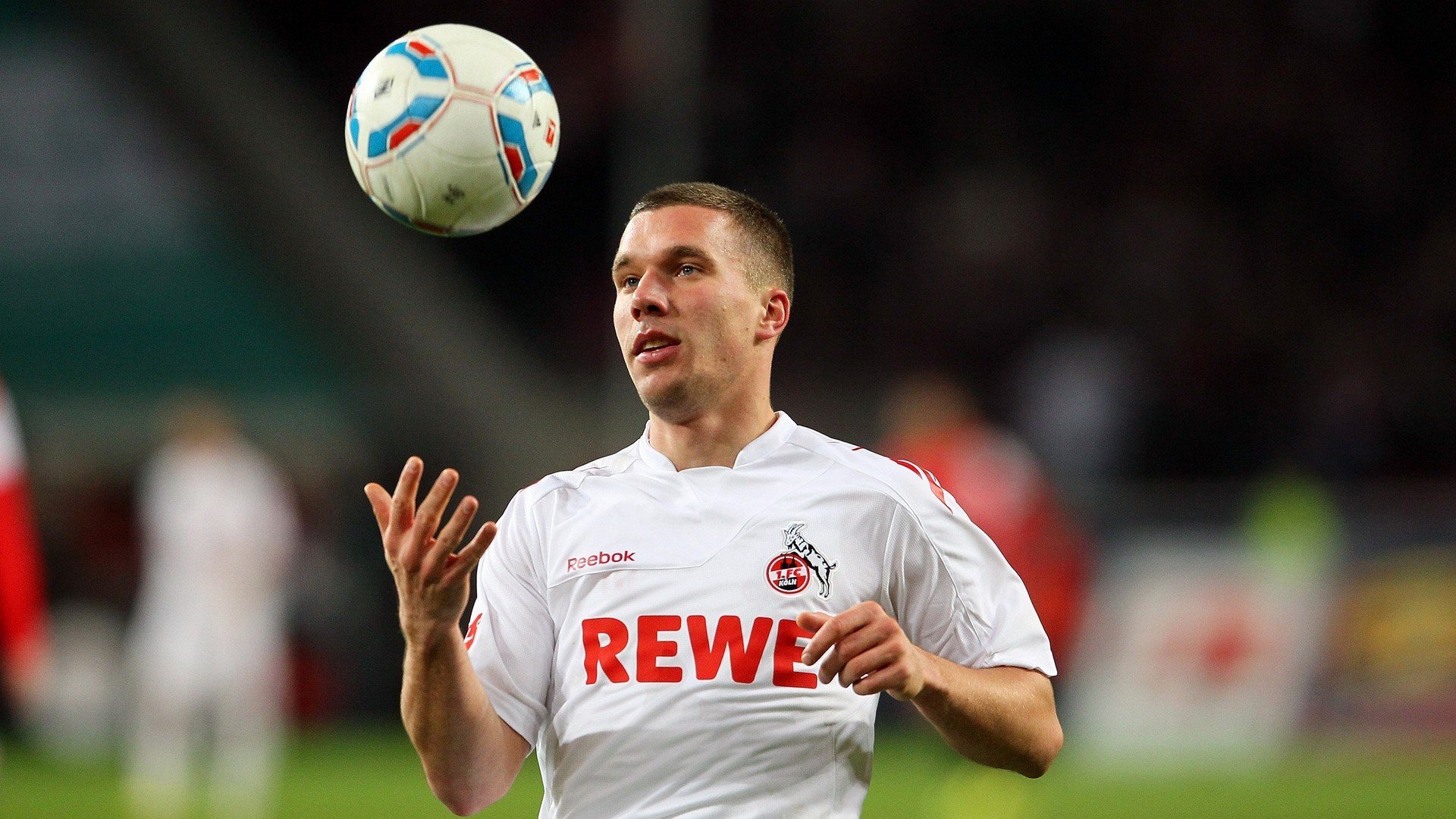红白风暴震撼足坛，罗马尼亚的黄金一夜与莱万的神迹谢幕